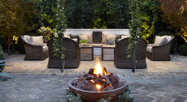 Taman dengan teras kayu dan kursi santai